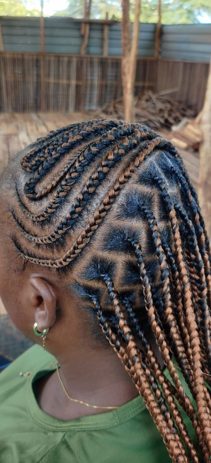 Patterned feed-in braids in black and copper